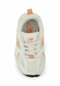 Scarpa da corsa bianca con pannelli in rete, dettagli arancioni e lacci bianchi. Presenta una punta arrotondata e una suola in gomma nera.