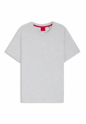 Hellgraues T-Shirt mit kurzen Ärmeln und Rundhalsausschnitt mit kleinem weißem „HUGO“-Logo zentriert auf der Brust und rotem inneren Kragenetikett.