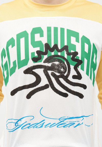 Άτομο που φορά λευκό διαπνέον μπλουζάκι με κίτρινα μανίκια, πράσινο κείμενο "Ecoswear" και αφηρημένο μαύρο και μπλε σχεδιασμό γραφικών στο στήθος.