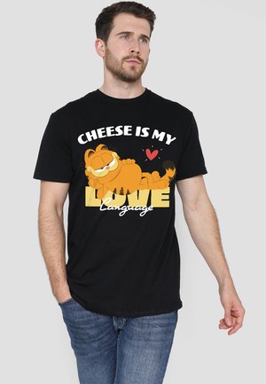 Schwarzes Baumwoll-T-Shirt mit einem Grafikdesign eines Cartoon-Katzens, dem Text "KÄSE IST MEINE LIEBESSPRACHE" und bunten Akzenten.