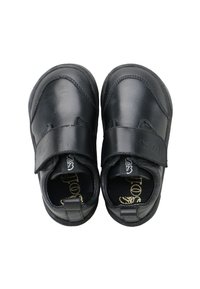 Zapatos de cuero negro con cinta de velcro, punta redondeada, acentos texturizados y plantilla acolchada. Forro suave y suela duradera.