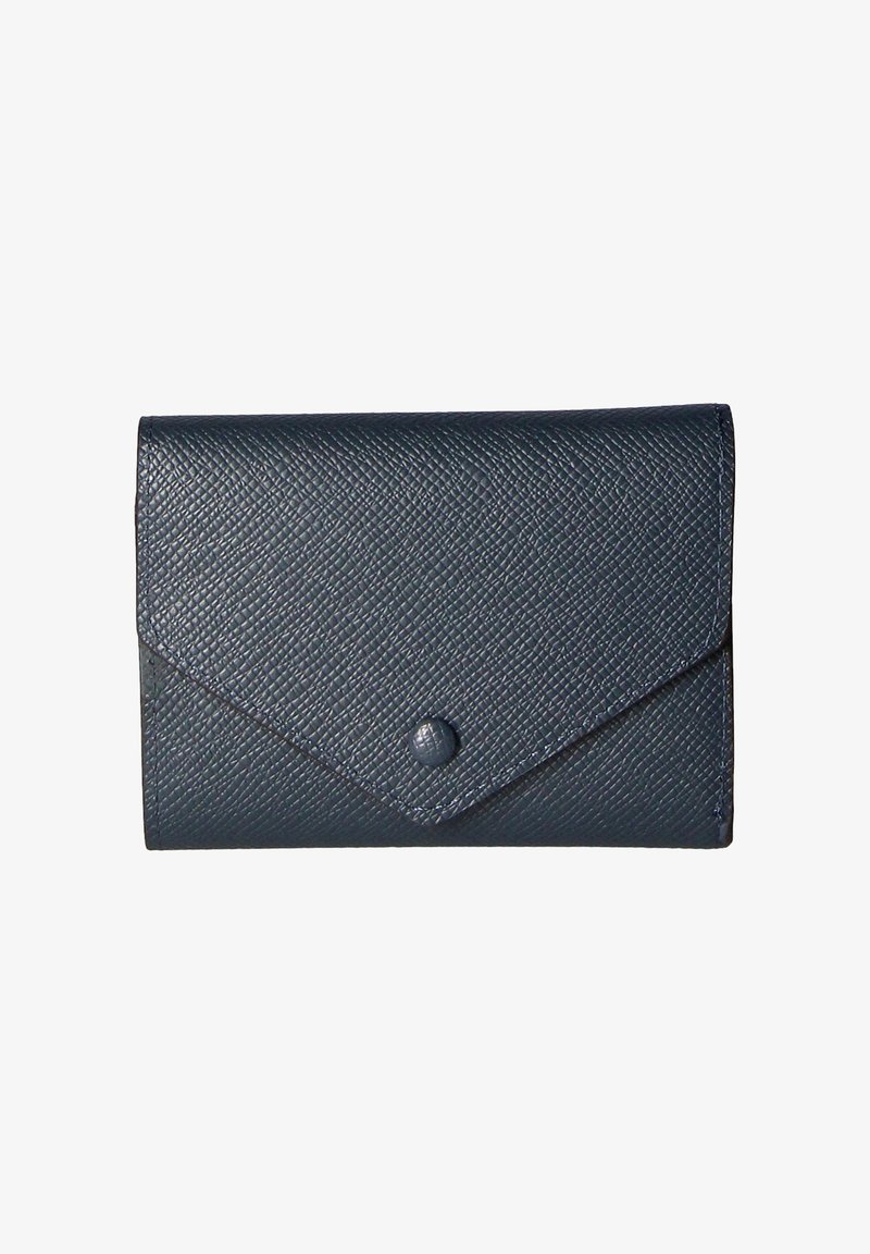 Portefeuille en cuir texturé bleu marine avec rabat de style enveloppe et fermeture à bouton-pression rond, forme rectangulaire.