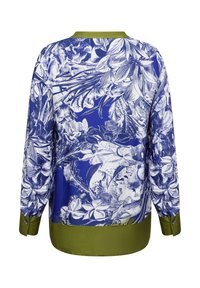 Langärmlige Bluse mit blauem Blumenmuster und weißen Details, grüner einfarbiger Saum und Bündchen, glatte Stoffoberfläche.