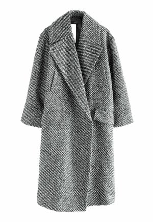 Long manteau en laine tweed gris et blanc avec larges revers et manches longues, longueur au genou, devant ouvert, coupe droite.