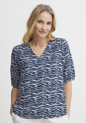 Blusa blu navy con un motivo ondulato bianco, presenta una scollatura a V e maniche a sbuffo corte, realizzata in tessuto morbido per il massimo comfort.