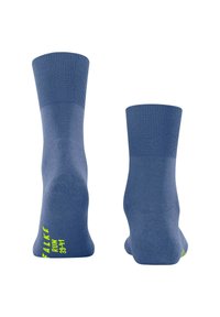 Chaussettes bleues en mélange de coton avec un bord côtelé, texture lisse et marquage néon vert sur le côté. Design hauteur cheville.