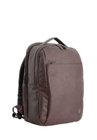 Brauner Stoff-Rucksack mit schlankem Design, abgerundeten Ecken, doppelt gefederten Reißverschlüssen und einer Vorderentasche. Mit verstellbaren, gepolsterten Trägern und kleinen Akzenten.