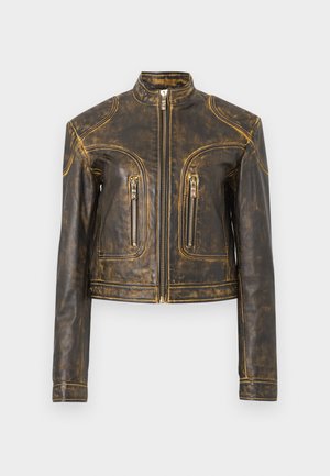 Chaqueta de cuero marrón cortada con un acabado brillante, con costuras doradas y dos bolsillos con cremallera en la parte delantera, cuello alto y mangas largas.