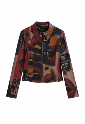 Jachetă scurtă colorată cu un model în colaj de buze și text. Confecționată dintr-un material ușor, cu guler clasic și mâneci lungi.