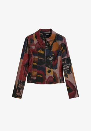 Giacca corta colorata con motivo collage di labbra e testo. Realizzata in tessuto leggero, con colletto classico e maniche lunghe.