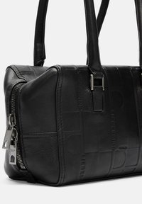Sac à main en cuir noir avec une forme rectangulaire, une surface texturée, des poignées doubles et un compartiment zippé avec des accents en métal.