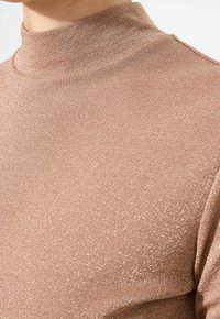 Langärmliges Rollkragenoberteil aus einem weichen, schimmernden roségoldenen Stoff. Verfügt über ein tailliertes Design mit einer glatten, strukturierten Oberfläche.