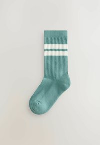 Türkise gerippte Socke mit zwei weißen Streifen oben. Weiche Textur, Standard-Sockenform und abgerundete Zehen.