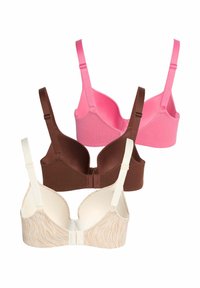 Tres sujetadores: uno marrón de tela texturizada, uno rosa de tela suave y uno crema con un patrón ondulado. Cada uno cuenta con tirantes ajustables y cierres de gancho.
