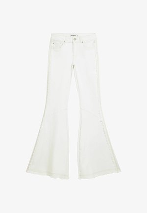 Bílé rozšířené džíny z denimu, s vysokým pasem, prošitými detaily na boku a širokými otevřeními na spodku.