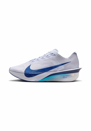 Nike løbesko med en let hvid overdel, stort blåt swoosh, tekstureret overflade og en gradient-soled med blå accenter.