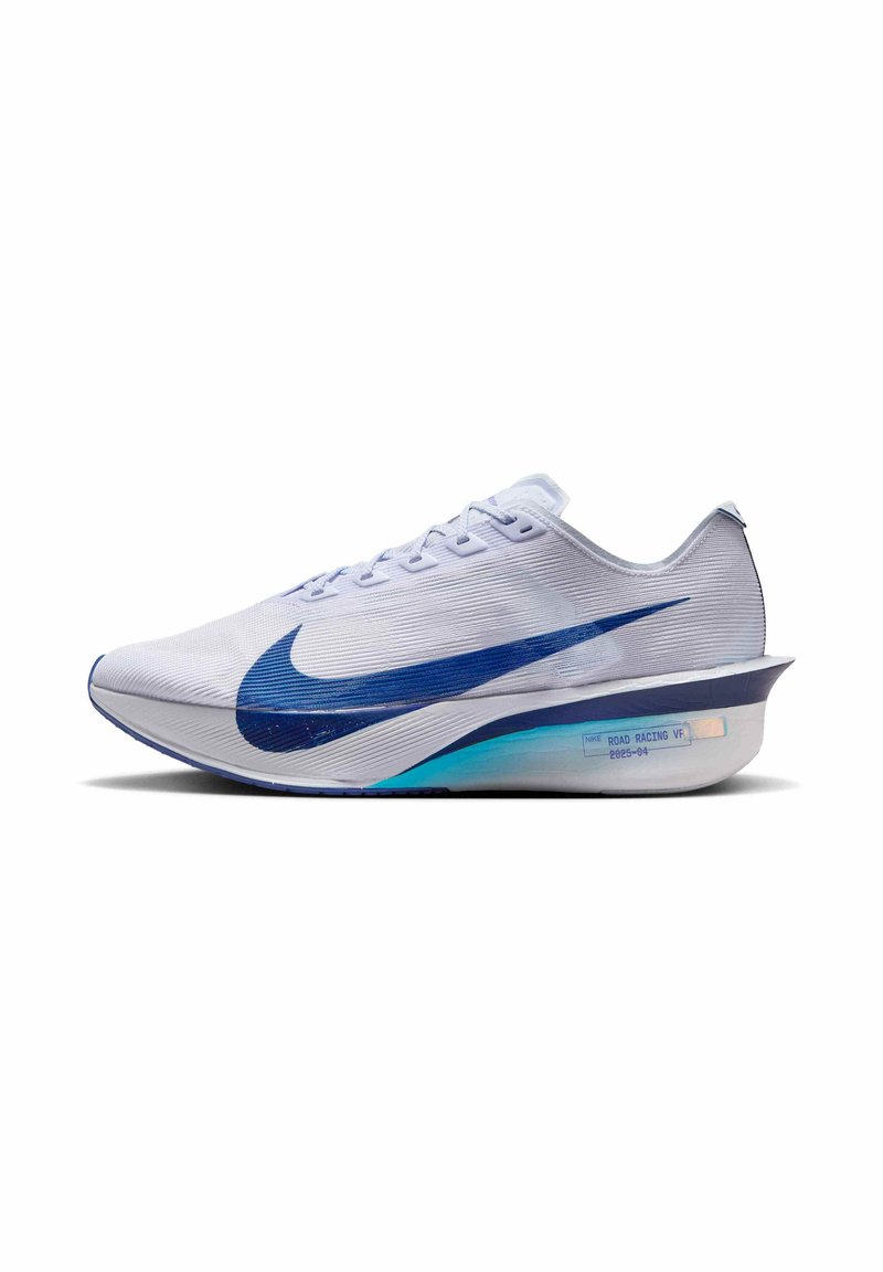 Nike løbesko med en let hvid overdel, stort blåt swoosh, tekstureret overflade og en gradient-soled med blå accenter.