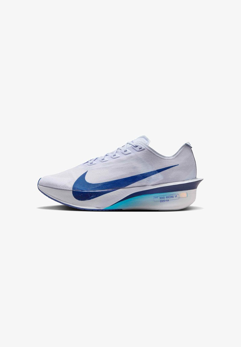 Scarpe da corsa Nike con un leggero upper bianco, un ampio swoosh blu, superficie testurizzata e una suola con gradienti blu.