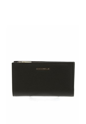 Portefeuille en cuir texturé noir avec fermeture éclair dorée et logo "COCCINELLE" en lettres dorées sur le devant.