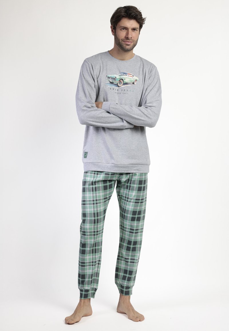 Camisa de manga larga gris con un gráfico de un coche, combinada con pantalones de cuadros verdes y negros con puños elásticos. Tejido suave y corte relajado.