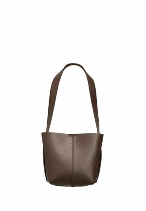 Braune Leder-Eimer-Tasche mit einer breiten, runden Form, einem einzelnen langen Tragegurt und nahtlosem Design. Sie hat eine subtile Naht in der Mitte.