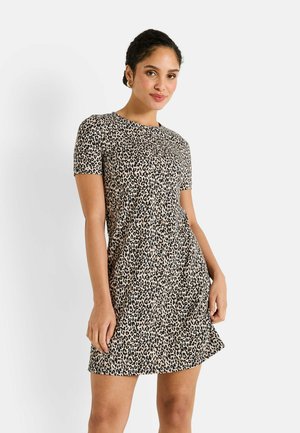 Vestido de manga corta en tela beige con manchas de leopardo negras, escote redondo, silueta fluida y un ajuste relajado.
