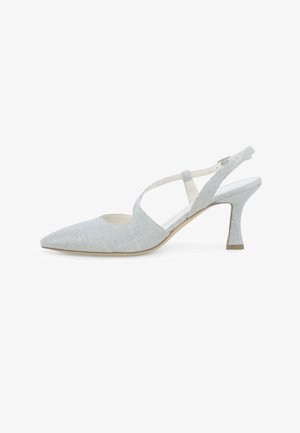 Décolleté slingback argentata con texture, punta appuntita e tacco medio curvo, con cinturino laterale sul collo del piede.