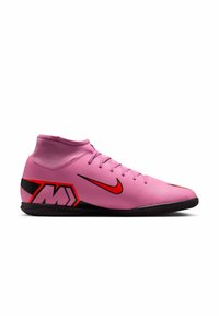 Lyserøde syntetiske fodboldstøvler med højt design, prydet med sorte og røde detaljer, en tekstureret sort sål og et fremtrædende Nike-logo.