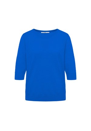 Blaues geripptes Stricktop mit ellbogenlangen Ärmeln und rundem Ausschnitt, präsentiert vor weißem Hintergrund.