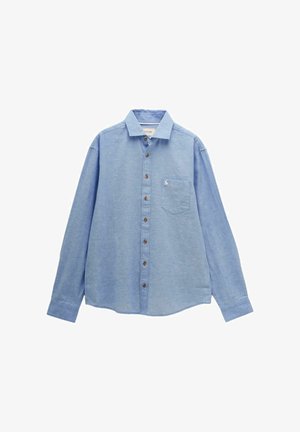 Hellblaues Langarmhemd mit Knöpfen, Kragen, braunen Knöpfen auf der Vorderseite und einer kleinen Brusttasche, bestickt mit einem weißen Logo.