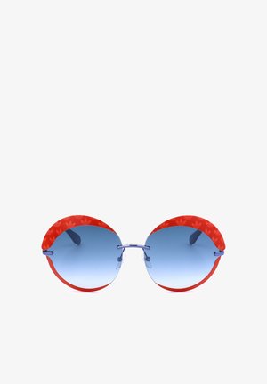 Occhiali da sole rotondi con lenti sfumate blu e montatura rossa curva con un motivo sottile di piccoli loghi.