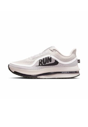 Witte hardloopschoen met zwarte "RUN" tekst aan de zijkant, mesh bovenwerk en zichtbare Air Zoom zool demping.