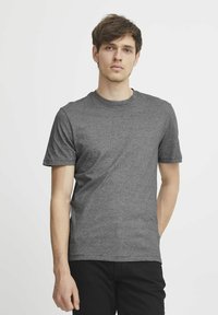 Szaro T-shirt z krótkim rękawem wykonany z miękkiego materiału, z klasycznym okrągłym dekoltem i luźnym krojem. Teksturowany wygląd z minimalnymi detalami.