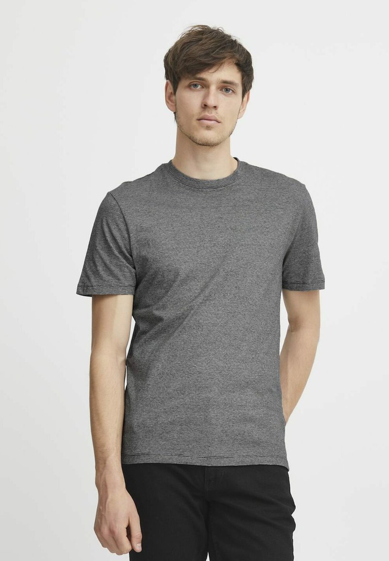 Szaro T-shirt z krótkim rękawem wykonany z miękkiego materiału, z klasycznym okrągłym dekoltem i luźnym krojem. Teksturowany wygląd z minimalnymi detalami.
