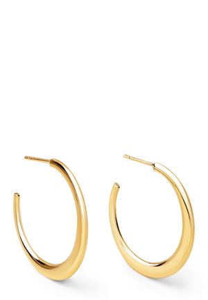 Paire de boucles d'oreilles créoles en or lisse et brillant, légèrement épaissies et effilées, avec des clous droits pour oreilles percées.