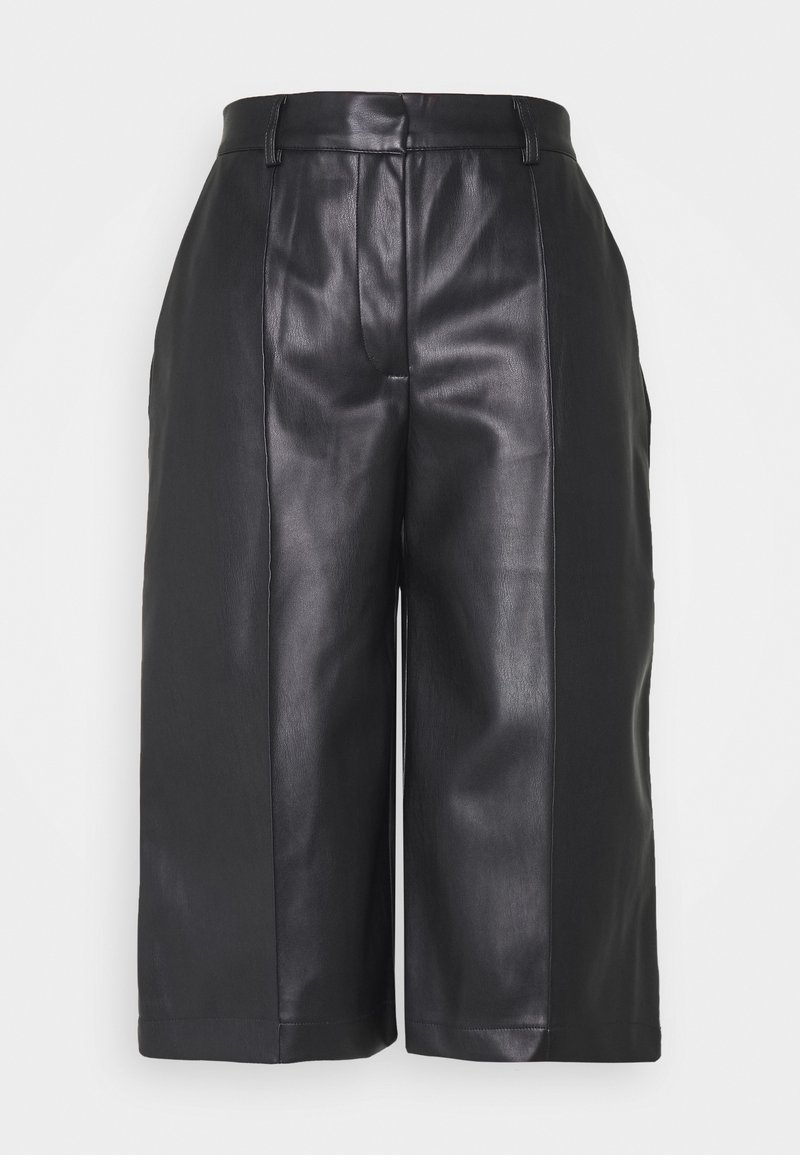 Pantalons en cuir noir de style culotte avec une texture lisse, un design à jambes larges et des poches latérales pour plus de fonctionnalité. Détails de taille sur mesure.