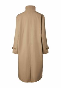 Manteau long beige avec col haut, manches longues et sangles ajustables boutonnées aux poignets, vu de dos.