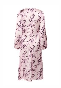 Helles rosa Kleid mit floralem Muster in Dunkelpurpur, mit langen Puffärmeln, rundem Ausschnitt und mittellangem Saum. Glatte Stofftextur.