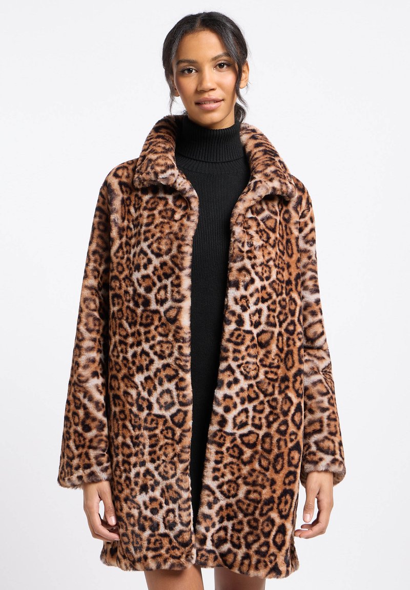 Leopardprint nepbontjas met een zachte textuur, brede kraag en lange mouwen. Open voorkantontwerp, met een bruin en beige kleurenpalet.