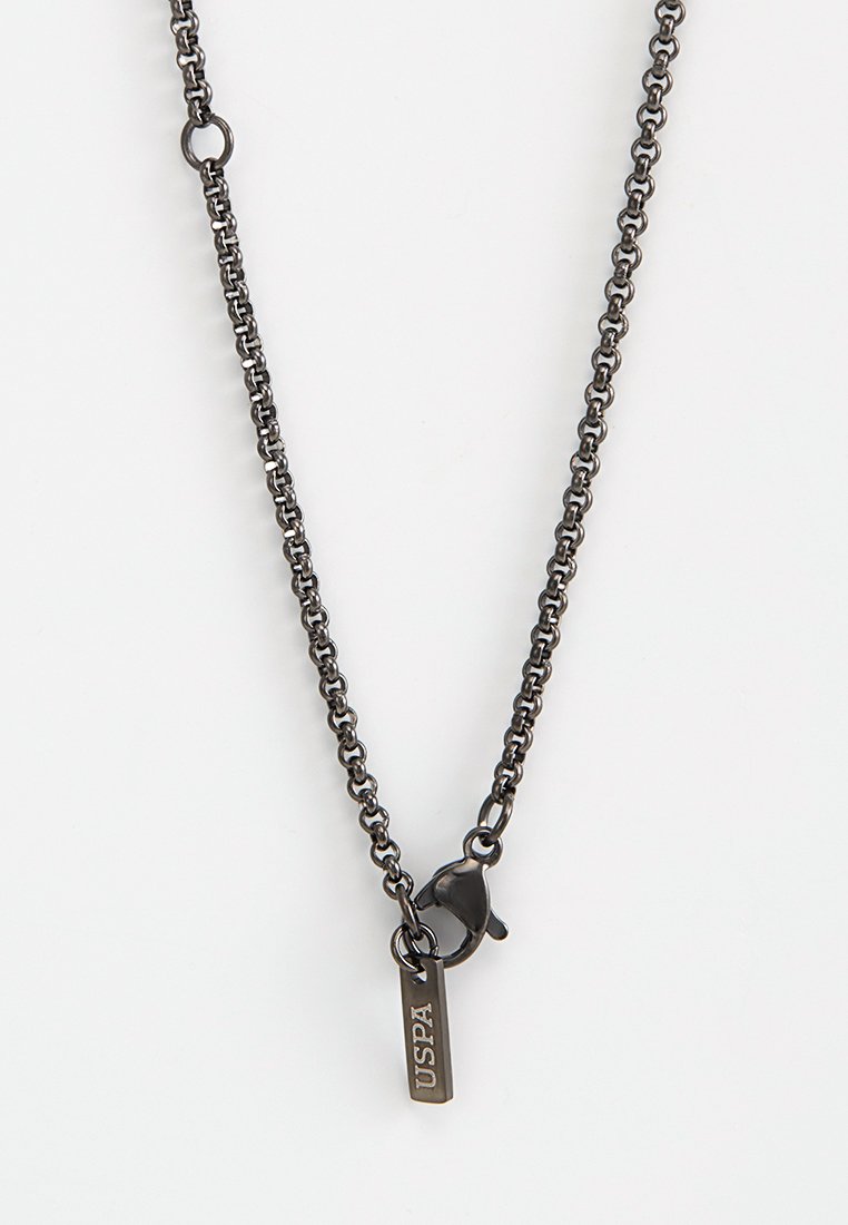 Collana in catena nera con un design semplice, caratterizzata da un gancio a moschettone e da un'etichetta incisa con "USPA". Maglie uniformi e finitura opaca.