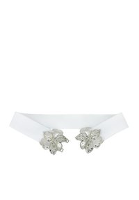 Cintura elastica bianca con due accenti metallici a forma di fiore con dettagli intricati. I fiori sono in argento con una finitura lucida.