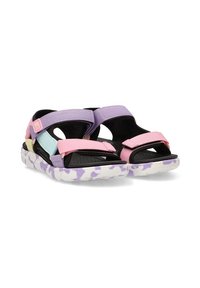Sandalias coloridas con múltiples correas ajustables en rosa, lavanda y verde menta, con una suela blanca y morada con patrón.