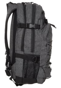 Mochila de tela en espiga gris con correas y hebillas negras, que cuenta con dos compartimentos con cremallera y cuerdas laterales ajustables para almacenamiento adicional.