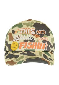 Beige og grønn camo-mønstret caps med oransje og svart tekst, samt et gult smilansikt; har en buet skjerm og justerbar bak.