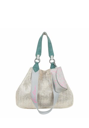 Sac à main beige tissé avec de larges anses turquoise, une bandoulière grise avec texte rose, et une pochette grise attachée avec des taches roses.