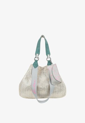 Borsa beige intrecciata con ampie maniglie turchesi, tracolla grigia con testo rosa e pochette grigia con macchie rosa agganciata.