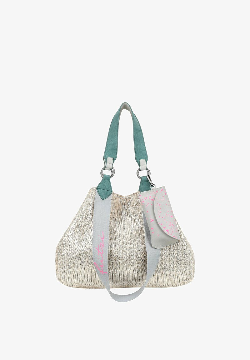 Sac à main beige tissé avec de larges anses turquoise, une bandoulière grise avec texte rose, et une pochette grise attachée avec des taches roses.