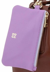 Borsa marrone con una tasca staccabile viola, caratterizzata da una zip dorata e da un marchio. Texture in pelle liscia con una forma rettangolare elegante.