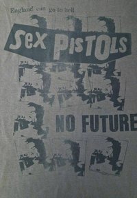 Grå t-shirt med sort grafiktryk med teksten "Sex Pistols" og "No Future" samt flere billeder af bandmedlemmer i en slidt stil.
