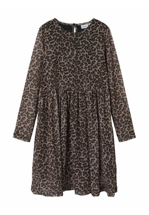 Børnekjole med lange ærmer med brun og sort leopardprint, rund halsudskæring, rynket talje og knaplukning bagpå.